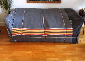 Photo de galerie - Emballage canapé en daim