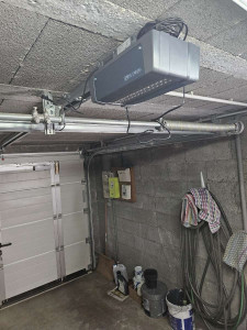 Photo de galerie - Réalisation d’un changement de moteur pour porte de garage 