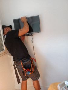 Photo de galerie - J’ai posé ce support tv à ma cliente du chantier des 5 prise avec raccord.   Le support tv n’était pas adapté j’ai du  m’adapter et le rendre montables .  ma cliente très très satisfaite je suis un professionnel satisfait je suis très perfectionniste 