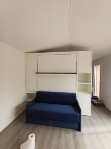 Photo de galerie - Lit rabattable autoporté avec banquette.