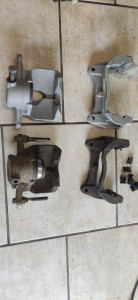 Photo de galerie - Décapage par sablage métaux ferreux et non ferreux. (bois, plastique) 
restauration étrier de freins avec peinture 
ou tout type de pièce.
sablage et microbillage