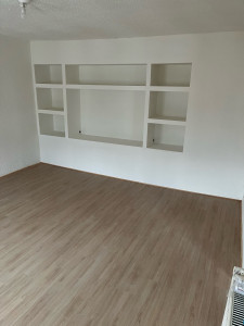 Photo de galerie - Création d’une niches en placo pour l’encadrement d’une tv et pose de parquet stratifié sur la totalité de l’appartement environ 100m2