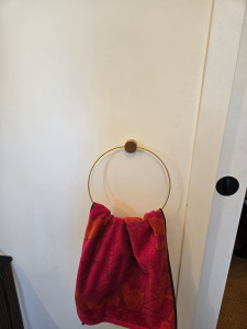 Photo de galerie - Installation d'un porte-serviette.