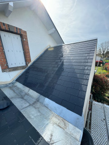 Photo de galerie - Remplacement de la couverture en ardoise, 40x24 y compris, remplacement de chez nous en Zinc, avec bande à Solin et rives à noquer