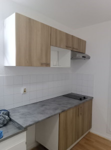 Photo de galerie - Montage de meuble cuisine avec pause 
 plan de travail.      