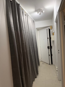 Photo de galerie - Remplacement porte coulissante de placard par rideau et pose plafonnier couloir