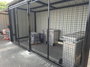 Photo de galerie - Fabrication, et installation d'une cage pour poubelle.