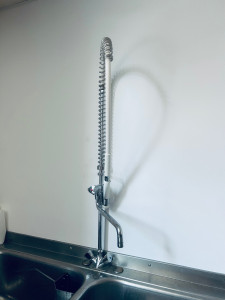 Photo de galerie - Installation d’un robinet pour plonge dans un collège 