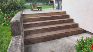 Photo de galerie - Réalisation d'un escalier pour terrasse en bois fin