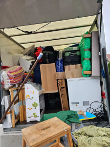 Photo de galerie - Aide bien organisation les affaires dans le camion 