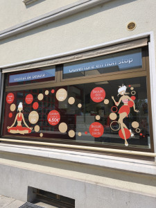Photo de galerie - Voilà une devanture d'un institut de beauté oui j'ai procédé après ouverture d'un nettoyage complet des vitrines et des encadrement intérieur extérieur 