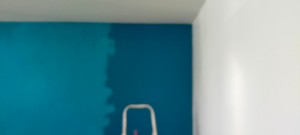 Photo de galerie - Peindre un mur d une autre couleur a main levée sans scotch 