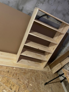 Photo de galerie - Création d’une étagère sur mesure.