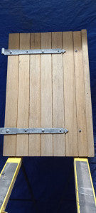 Photo de galerie - Exemple d'un volet aerogommer. L'aérogommage solution écologique et vous évites de passer des heures de ponçage. L. Aerogommage s'applique sur bois fer pierre. Penser pour cette été de profiter pleinement de vos extérieur rénové grâce à l'aérogommage 