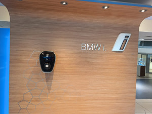 Photo de galerie - Remplacement de l'ancienne borne par une nouvelle borne de recharge BMW chez Grand Sud Auto. Installation réalisée avec mise en service et vérification du bon fonctionnement pour assurer une recharge fiable et sécurisée des véhicules électriques.