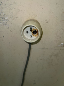 Photo de galerie - Départ de feu sur prises électriques remplacement en urgence 