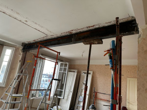 Photo de galerie - Assemblage de deux IPE pour soutenir un bâtiment, soudure à l’arc. 