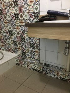Photo de galerie - Pose de panneaux spécial pièces humides dans trois salles de bain (hôtel)