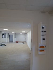 Photo de galerie - Des bureaux pour aider les jeunes qui sont dans le besoin , prise éclairage et remplacement de tableau