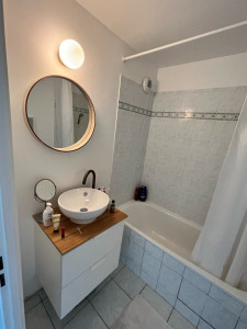 Photo de galerie - Montage meuble salle de bain IKEA + accroche miroir IKEA 