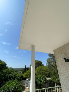 Photo de galerie - Le plafond se décrépissait, j’ai poncé, enduit, poncé et j’ai repeint 