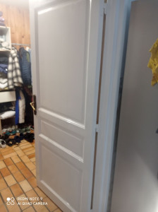 Photo de galerie - Peinture essence deux couches sur la porte 