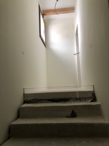 Photo de galerie - Cage d escalier 4 étage   ratissage. mur 3 passe  impression   velours.   finition 3 couche  avec teinte  poutre l'assure 2 couche  plafond 2 couche mat 