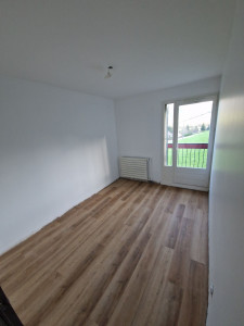 Photo de galerie - Rénovation entière d'une chambre suite à un degats des eaux
Murs Plafond : traitement hydrophobe, ratissage, préparation, peinture de finitions 
Sol : Sous couche phonique, parquet flottant.