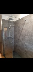 Photo de galerie - Rénovation d'une douche.  Suppression d'une baignoire et création d'un espace douche 160x90 . Parois fixe 140x200
Colonne de douche hansgrohe 