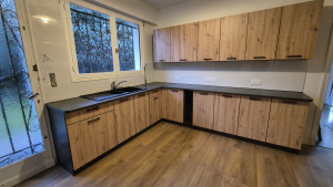 Photo de galerie - Installation des meubles,
Raccordement complet du sanitaire,
Tirage et connexion de l’électricité,
Pose du carrelage sur la crédence,
Et installation du parquet stratifié au sol.