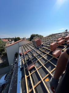 Photo de galerie - Remplacement couverture en tuiles et gouttières nantaise (dalle) zinc