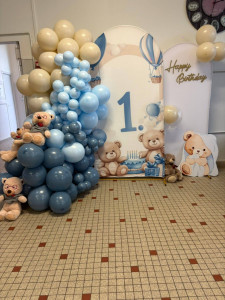 Photo de galerie - Arche de ballons pour un petit bonhomme de 1 ans.  Les parents ont voulu le Thème: Ourson?.
PENSEZ-VOUS QUE LE THEME EST RESPECT