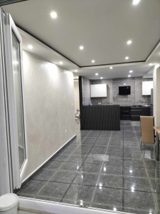 Photo de galerie - Montage des spots 
peinture des plafonds et murs 