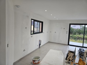 Photo de galerie - Préparation des murs , application de peinture sur les plafonds 