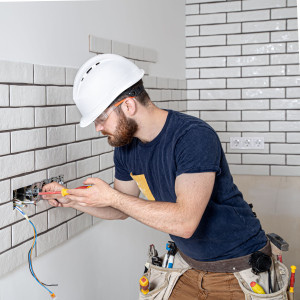 Photo de galerie - Installation et remplacement de prises électriques, avec raccordement, fixation et vérification du bon fonctionnement.