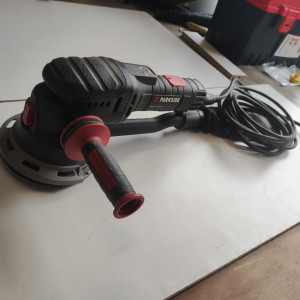 Photo de galerie - Je loue cette ponceuse orbitale avec les disques adaptés au ponçage du bois ou de l' acier 

possibilité de livraison sur Rennes et cours d'utilisation à partir de 20 euros 