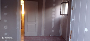 Photo de galerie - Cloison en placo ba13 avec rail plus pièce entière et isolation.
