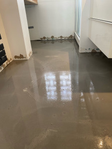 Photo de galerie - Réalisation d’une chape dans la salle de bain et pose de l’ossature (lattage).