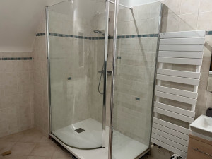 Photo de galerie - Dépose de la paroi de douche et repose ainsi que le remplacement du bac à douche et reprise de la faïence sous le bac à douche
