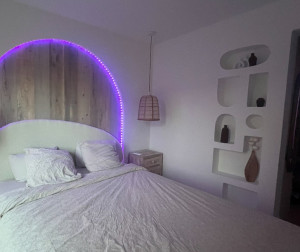 Photo de galerie - Création de tête de lit en arche rétro éclairée et nombreuses niches dessinées par le client