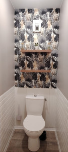 Photo de galerie - Rénovation d’un WC : ratissage des murs et du plafond, mise en peinture, carrelage, papier peint.