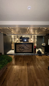 Photo de galerie - Transformation de l’entrée d’un bar ( après )
