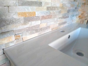 Photo de galerie - Rénovation salle de bain, carrelage et parement pierre.
