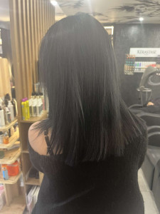 Photo de galerie - Couleur noire bleuté réalisée pendant mon CAP coiffure 