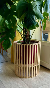Photo de galerie - Création d’un Dans cache-pot en bois sur mesure