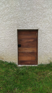 Photo de galerie - Fabrication d'une porte sur tableau vers vide sanitaire en bois exotique avec verrou à cadenas.