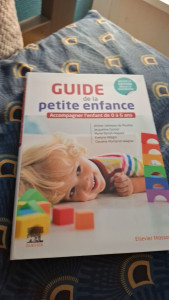Photo de galerie - Livre que j'ai pour apprendre le développement des enfants.