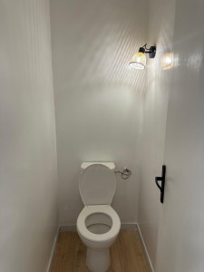Photo de galerie - Pose des toilettes