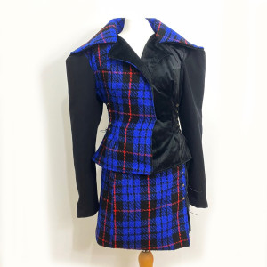 Photo de galerie - Ensemble tailleur réalisé avec une couverture en laine à motif écossais et une ancienne nappe en velours 