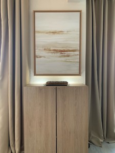 Photo de galerie - Montage meuble, installation cadre, installation éclairage indirect pour valorisation décoration 